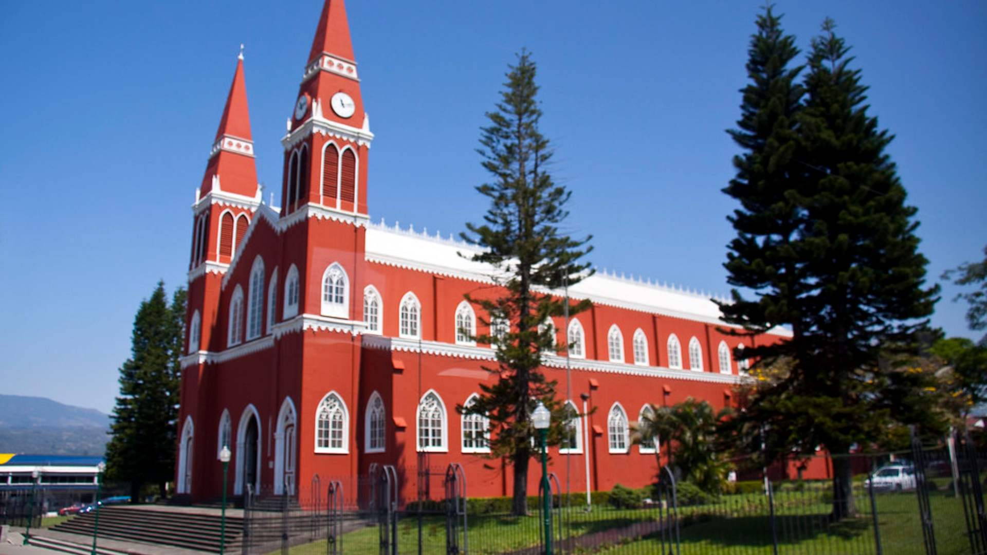Expat Essentials – Living in Grecia, Costa Rica